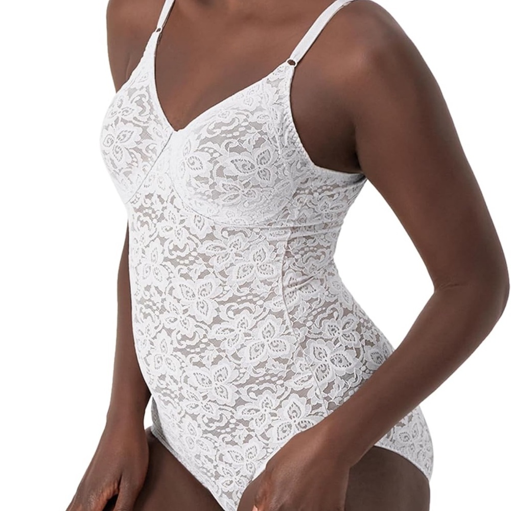 TARGETS TUMMY, WAIST AND REAR - Firm-control body briefer smooths and shapes